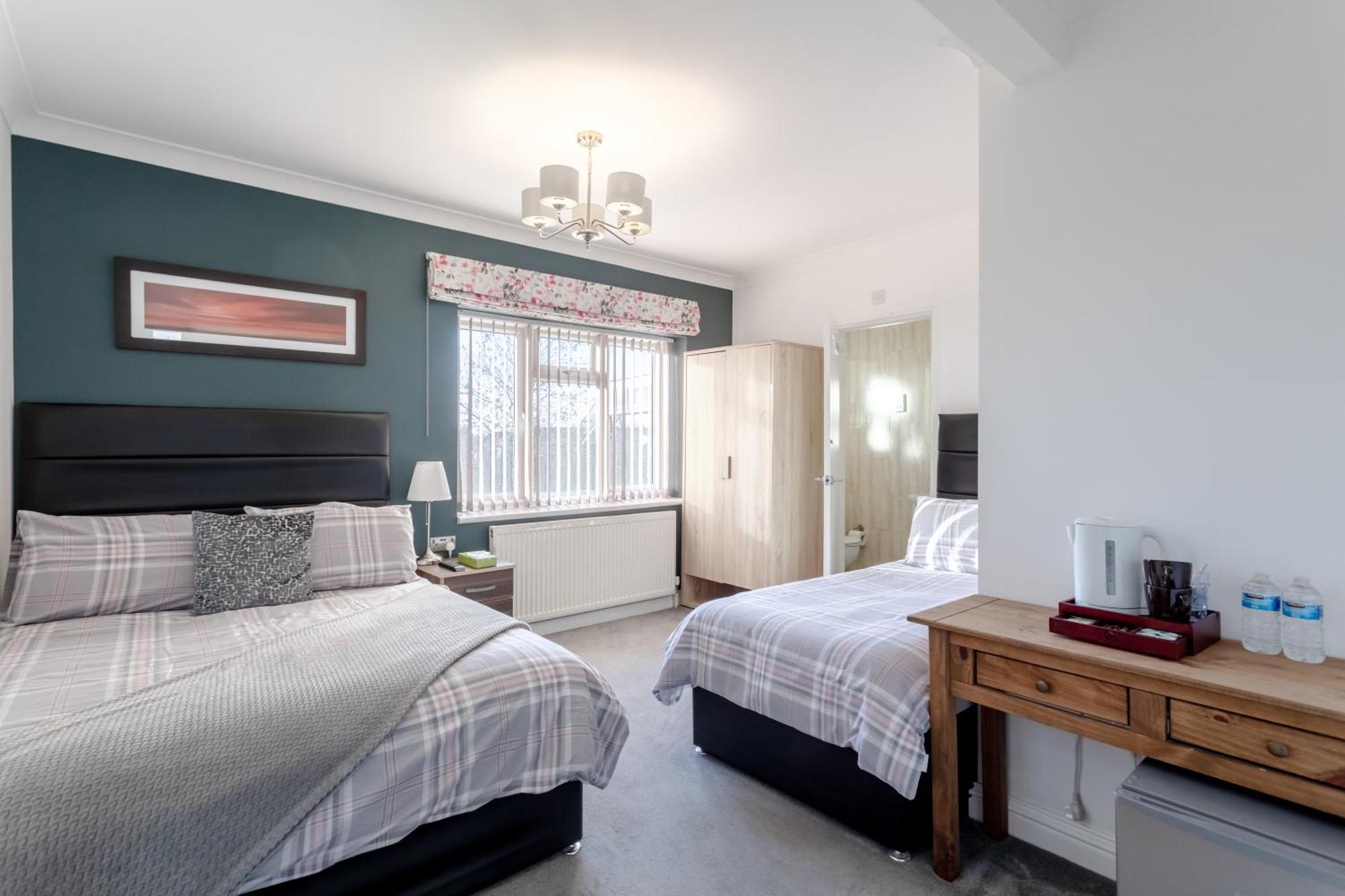 Room In Guest Room - Family Room With Private Bathroom Edgware Exterior foto