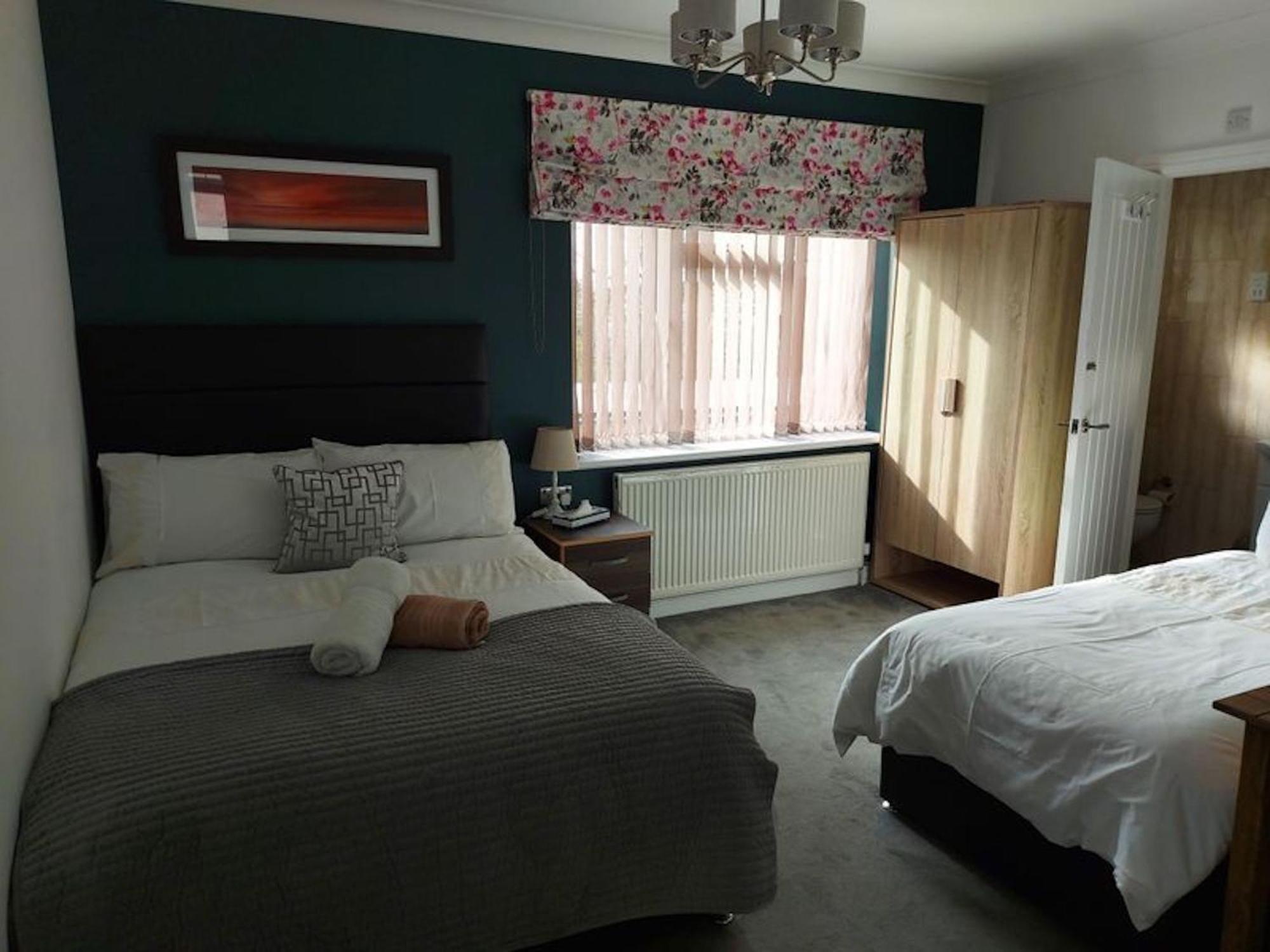 Room In Guest Room - Family Room With Private Bathroom Edgware Exterior foto