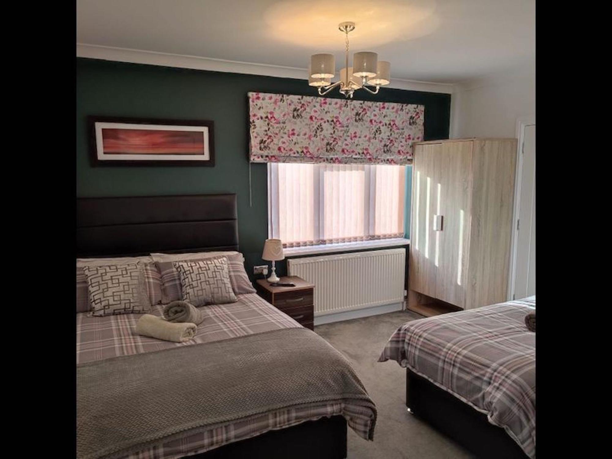 Room In Guest Room - Family Room With Private Bathroom Edgware Exterior foto