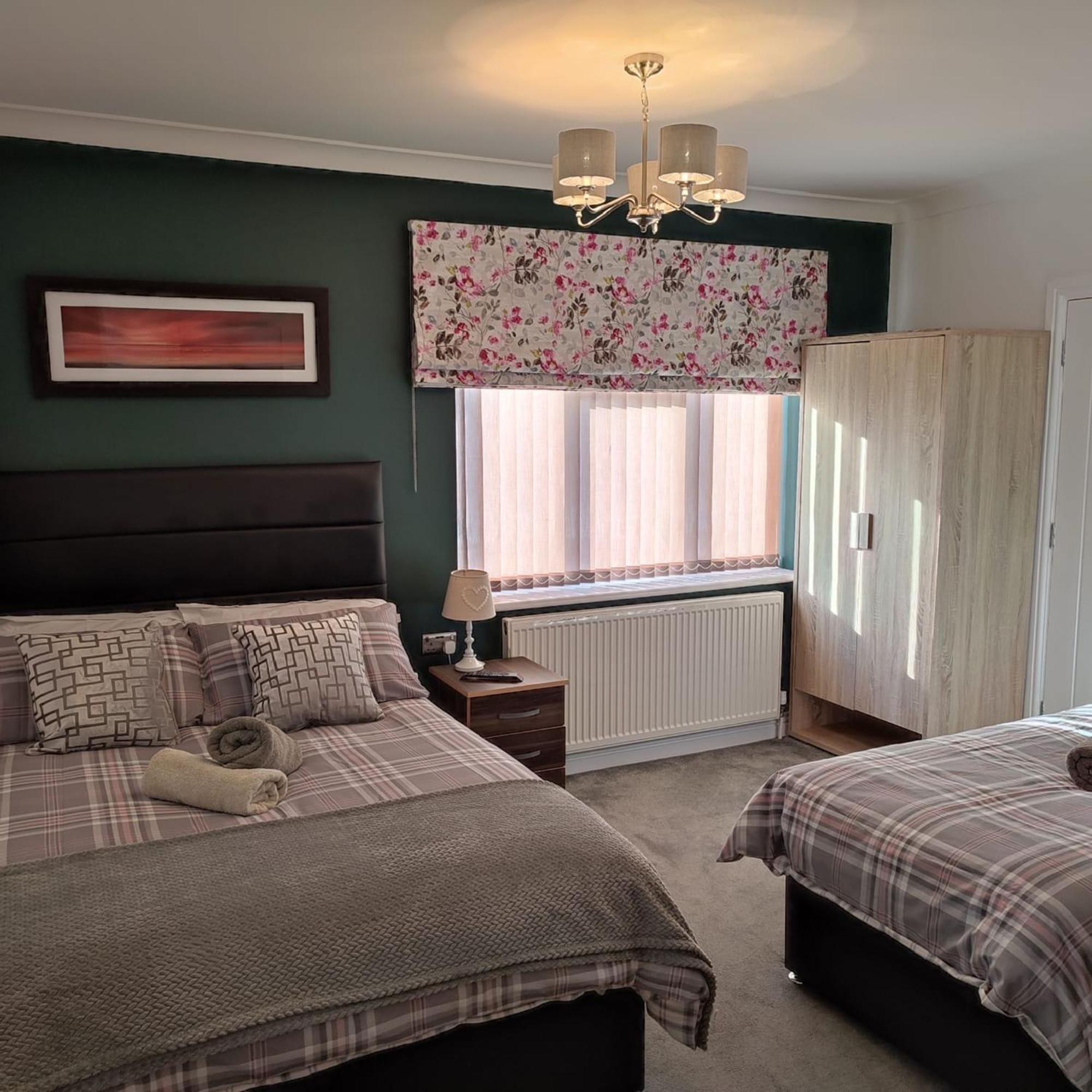 Room In Guest Room - Family Room With Private Bathroom Edgware Exterior foto
